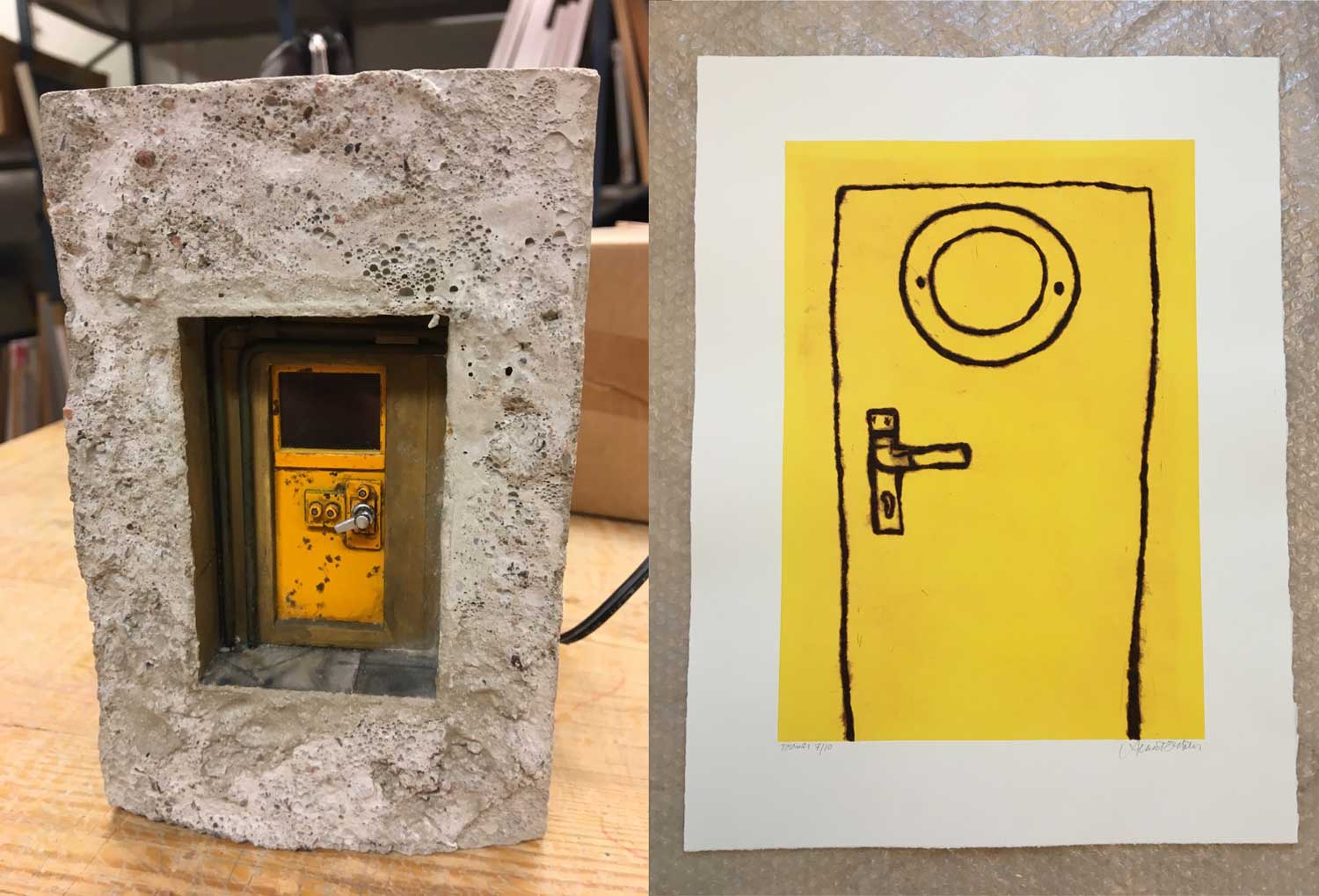 Två foton av konstverk. Till höger ett tittskåp av betong. I mitten finns en gul plåtdörr. Två mörkfärgade rör går från golv till tak vertikalt bredvid dörren. Ett mörkt, fyrkantigt fönster är högst upp på dörren. Dörren är sliten, smutsig och har rostfläckar. Vänster om handtaget finns en platta med två utstickande rundlar och en platta med liknande rundel är placerat ovan handtaget. Handtaget är kraftigt och kromfärgat. Till vänster ett grafiskt blad. En dörr enkelt tecknat med svarta linjer på gul bakgrund. Den har ett runt fönster, på dess ram syns två prickar, skruvar. Den har ett handtag där skruvarna syns i överkanten av handtagsbrickan med nyckelhålet nedan. Dörren har ingen tröskel utan börjar direkt på nederkanten av papperet.