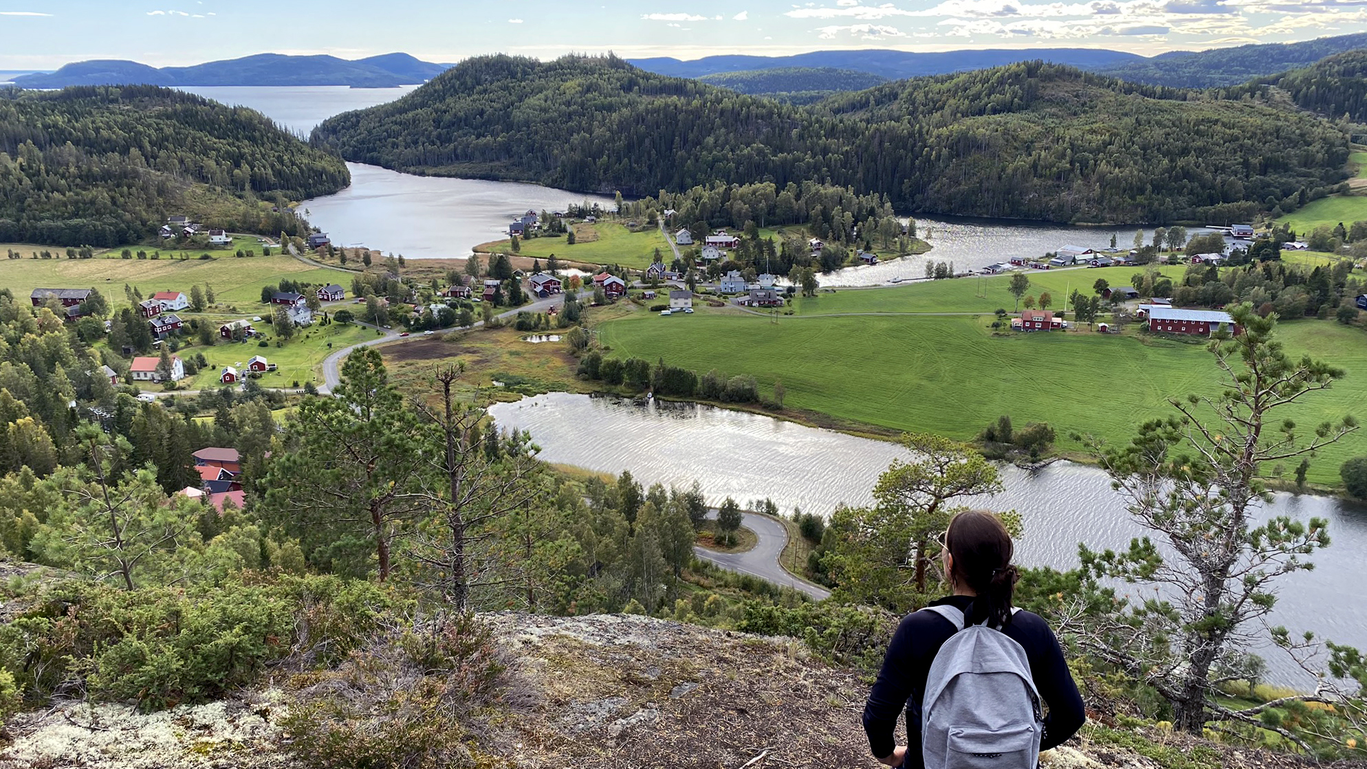 Bild visar vandrare i natur och infrastruktur som bygger länet.