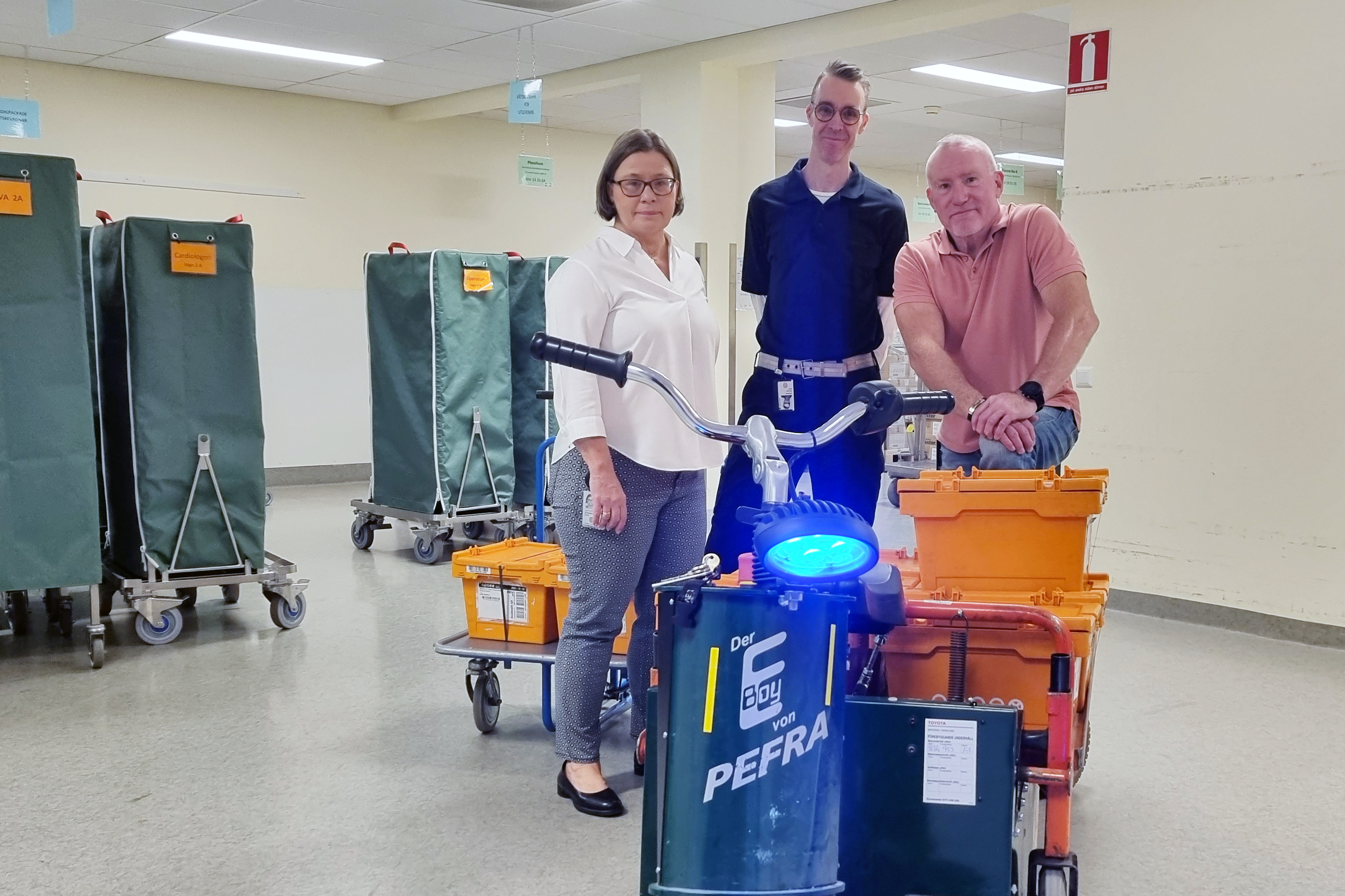 Elisabeth Pokosta chefsapotekare på läkemedelsenheten, Conny Nilsson vaktmästare transport, Anders Isaksson enhetschef transportenheten.