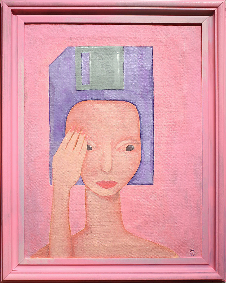 Foto. En målning av en kvinna från axlarna och upp. Hon håller en hand framför sitt högra öga. Vad som först ser ut som en blå kantig frisyr är egentligen en diskett. Bakgrunden och likaså ramen är rosa. 