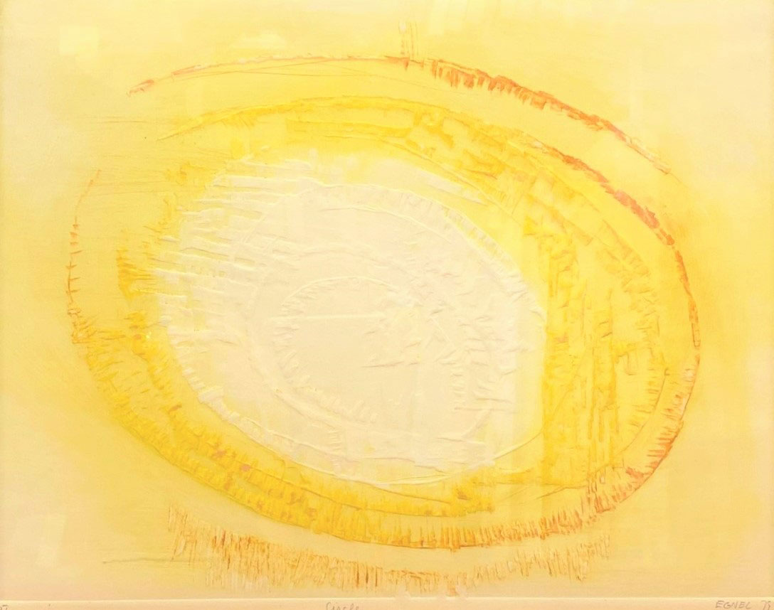 En oval cirkel. Vit i mitten med relief av cirklar och osymmetriska mönster och streck. Cirklarna blir gulare och gulare och orange längst ut. Bakgrunden blir då också gul.