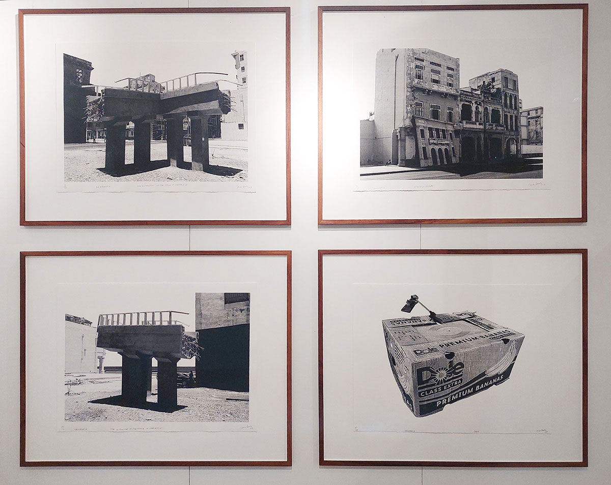 Fyra inramade foton i svartvitt. De två vänstra föreställer skulpturer, byggnadselement. Det högra övre visar en byggnad och det nedre fotot en banankartong.  