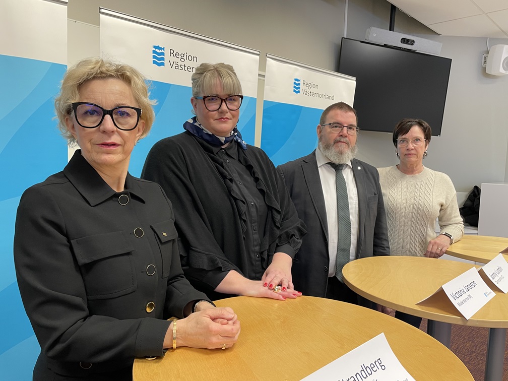 Företrädare för den politiska majoriteten i Region Västernorrland tillsammans med hälso- och sjukvårdsdirektör Maria Strandberg höll i presskonferensen.