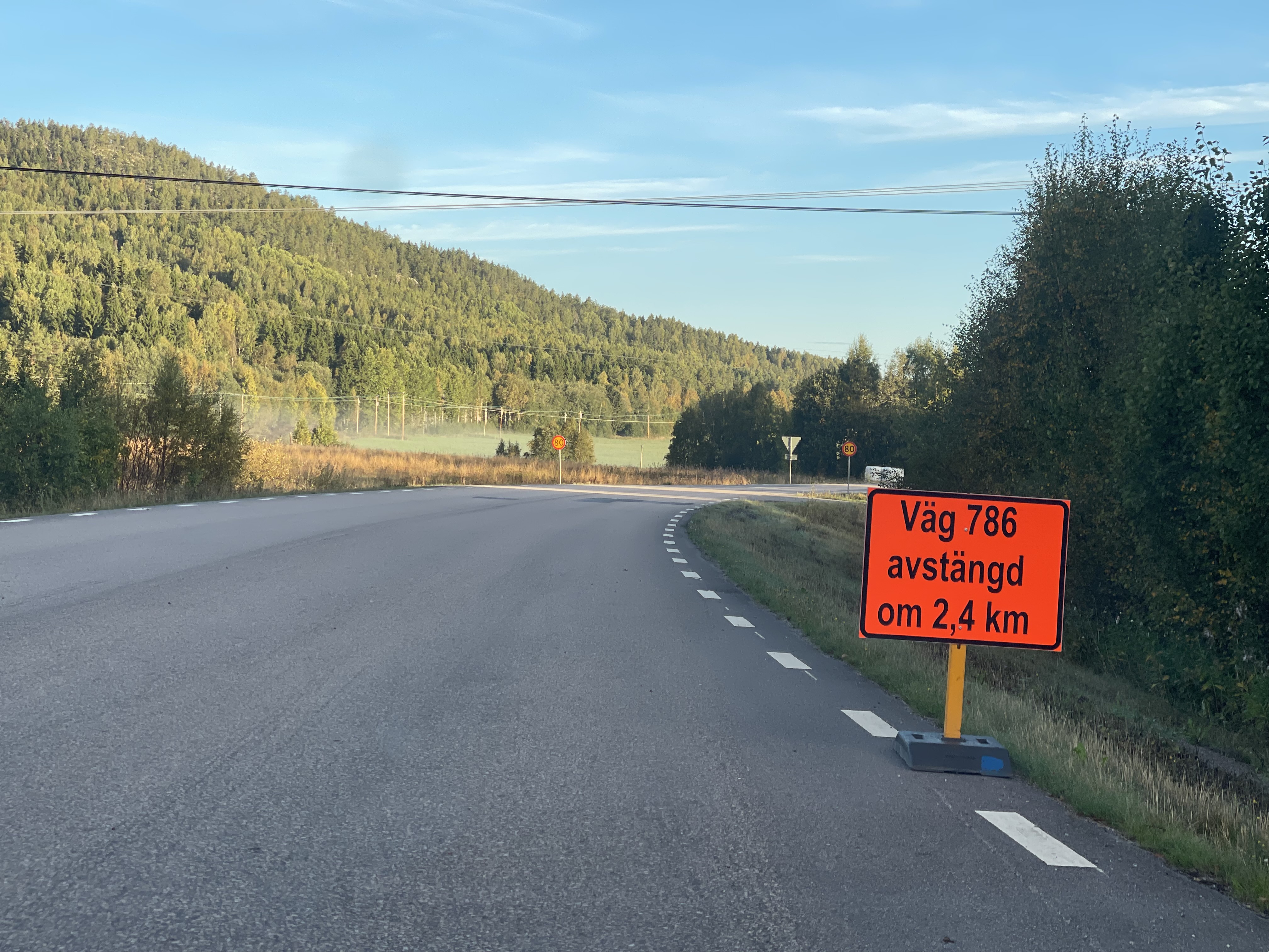 Bilväg med varningsskylt: Väg 786 avstängd om 2,4 km