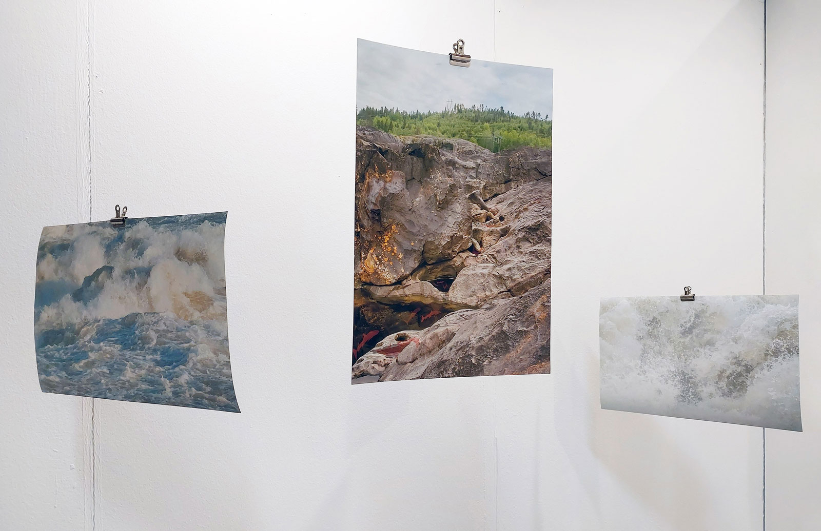 Tre foton föreställande forsande vatten och klippor. 