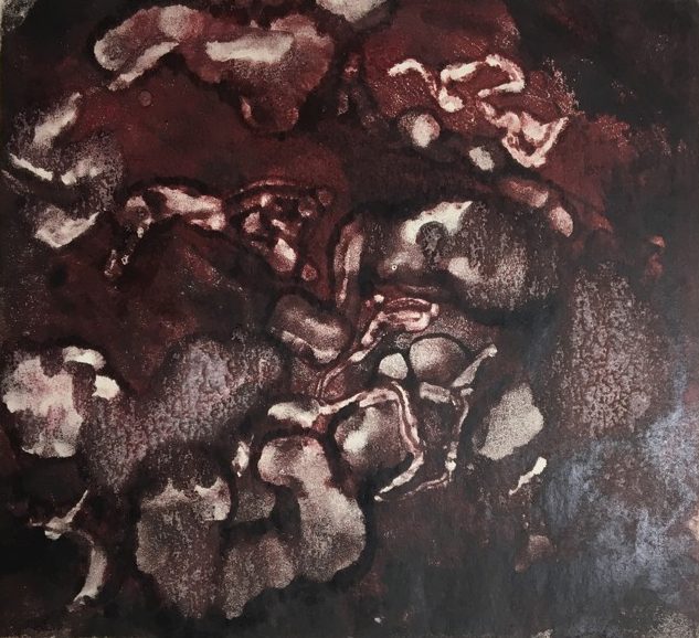 En abstrakt grafisk bild i mörka färger. Lite rostfärgad, lite betongfärgad. Mjuka former och rörelser med ljusa partier likt myller av svampar sedda uppifrån eller blomblad. 