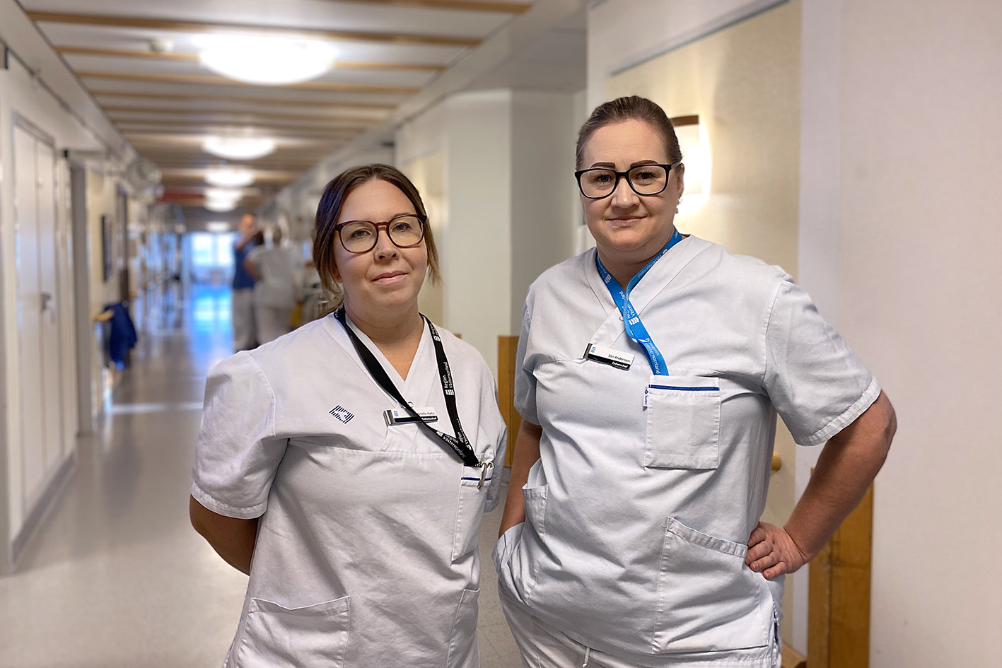 Enhetscheferna Gabriella Aalto och Elin Andersson i korridoren på MAVA hjärtavdelning