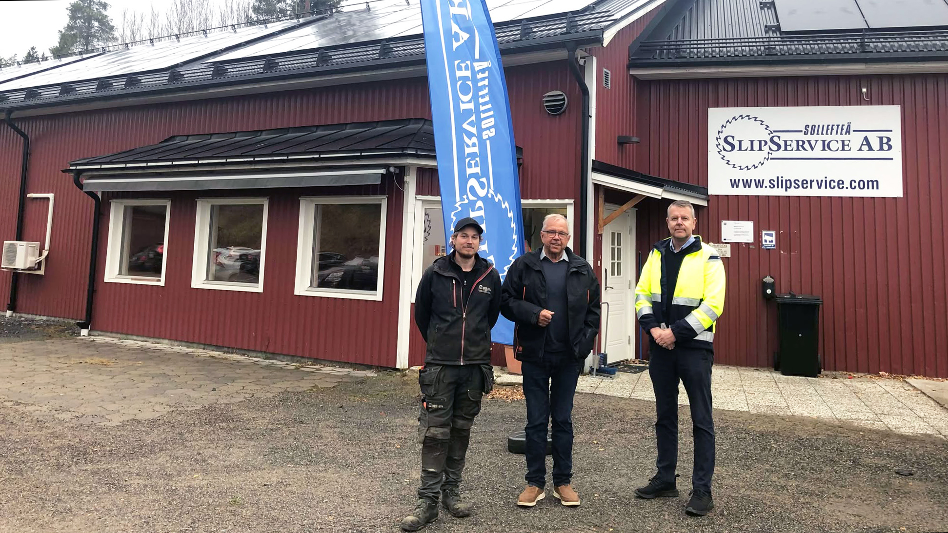 Johan Staf som gjort installationerna av Solcellerna från Dahlen & Staf El och Säkerhet AB tillsammans med Grundare, Pär Oremo och VD Peter Oremo från Sollefteå Slipservice