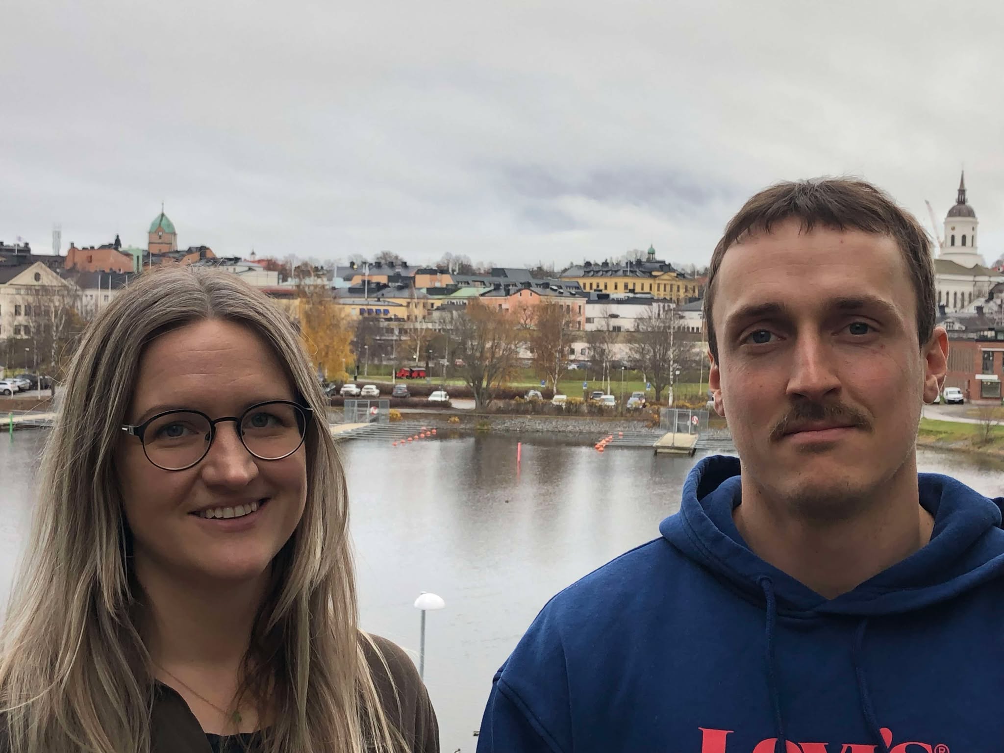 Lisa Westerlund och Axel Johansson fotograferade i Härnösand utomhus med havet i bakgrunden.