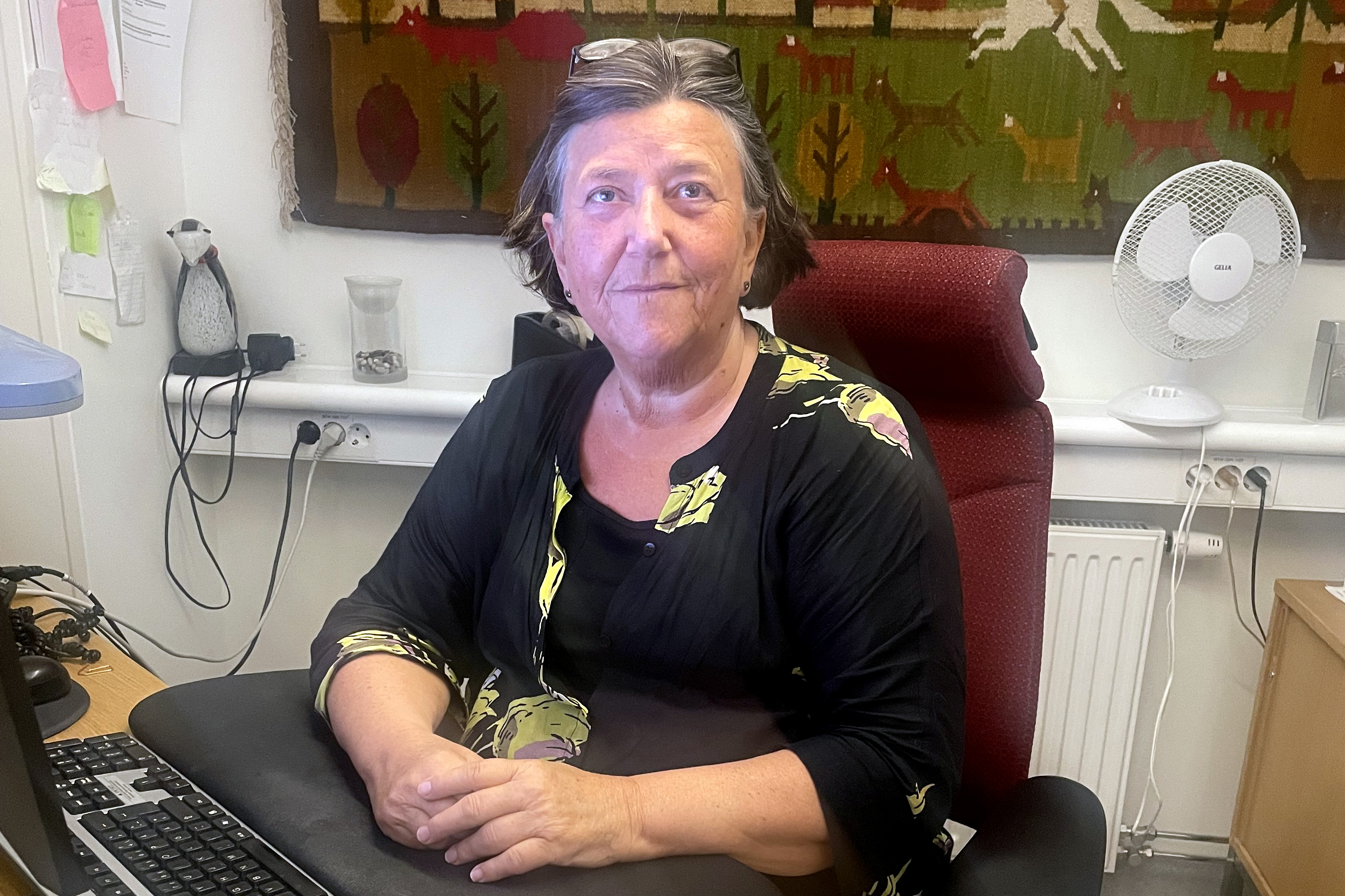 Diana Eriksson sitter vid sitt skrivbord