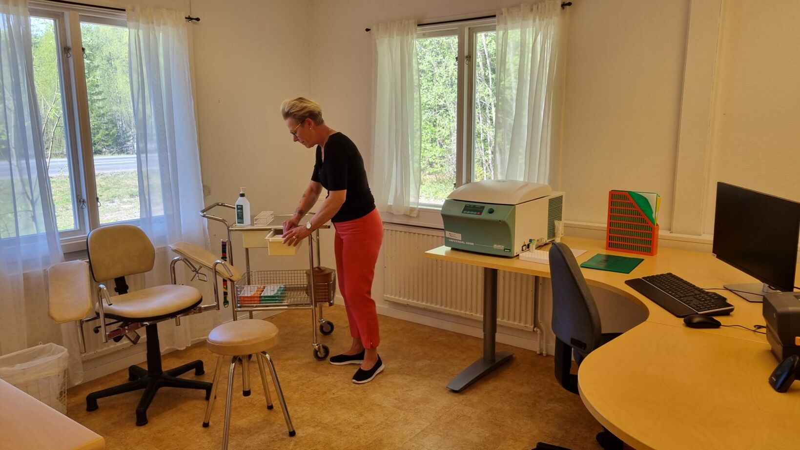 Camilla Rönningås ställer i ordning provtagningsrummet i de nya lokalerna
