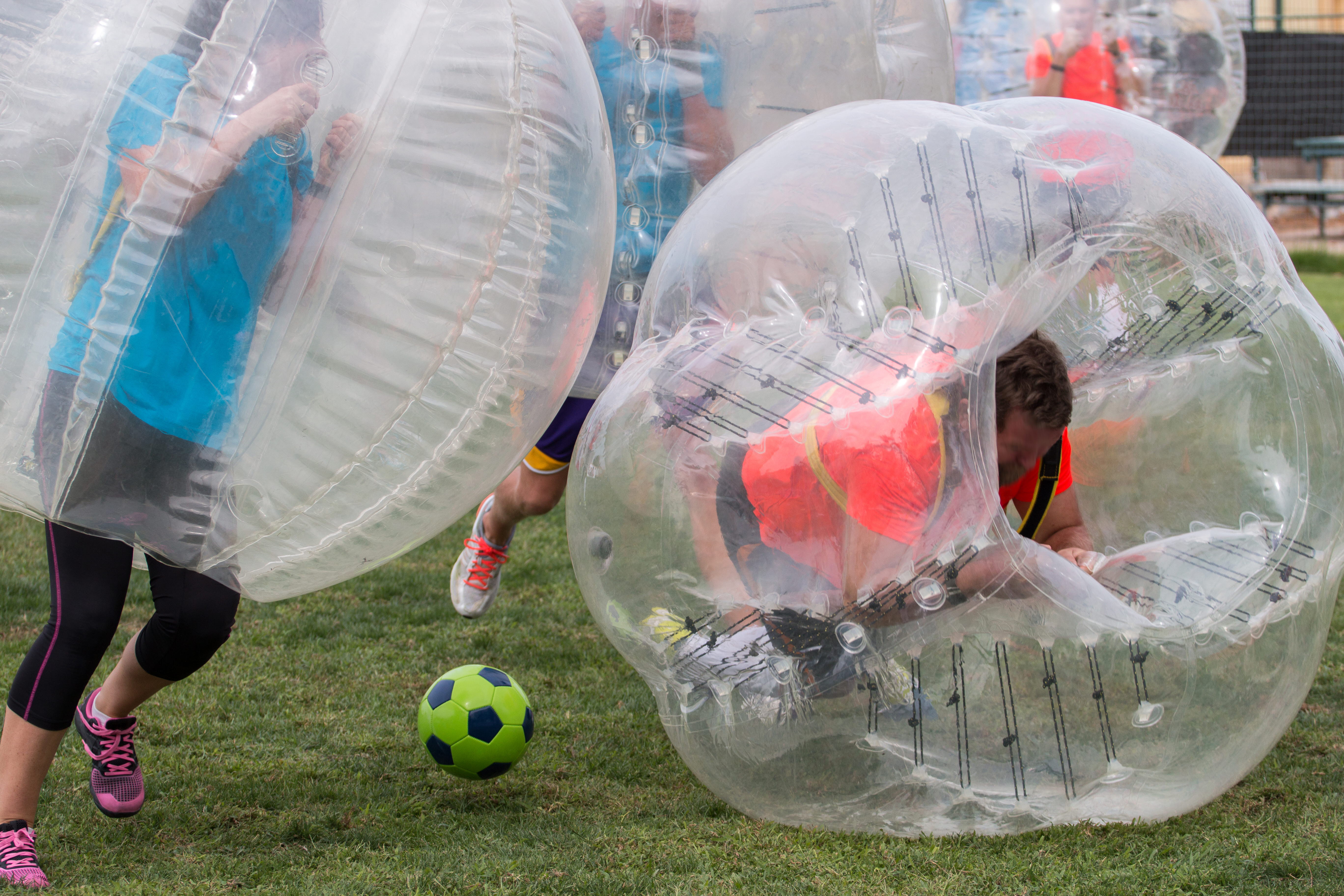 Några personer spelar bubble football