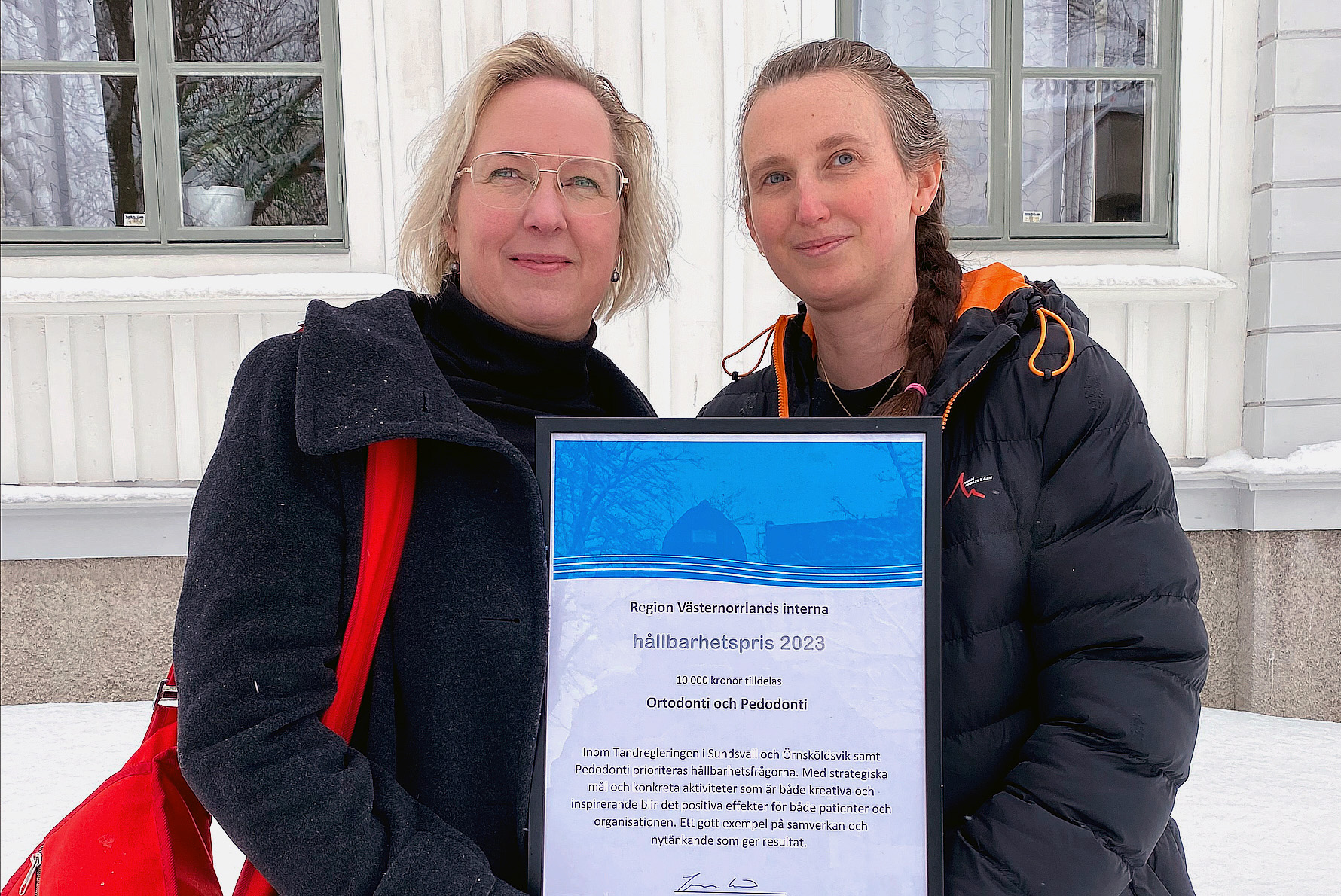 Annah Jagebo och Emelie de Geer tog emot priset i Härnösand. 