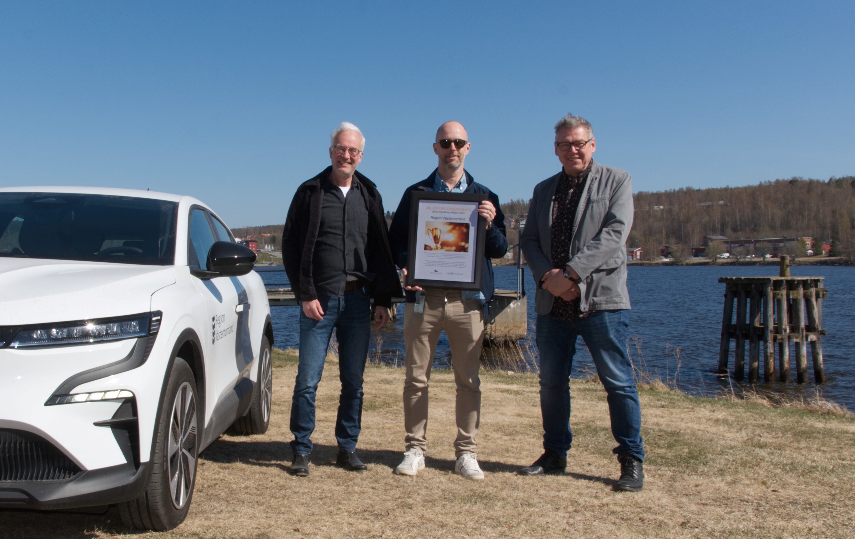 Representanter från Region Västernorrland tog emot priset i miljöbilsdiagnosen. Från vänster i bild: Jan Lindberg, Mattias Almqvist och Håkan Nordlöf.