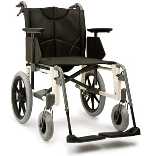 Grå och svart rullstol. Vårdarmanövrerad med vårdarbromsar. Stora hjul bak, små hjul fram. Vinkelfasta benstöd med uppfällbara fotplattor. Kardborrerygg. 