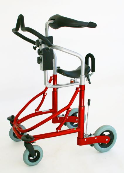 Röd gåstol med fyra hjul, stora bak, små fram. Bålstödsring och sits. Broms för bakhjul. 