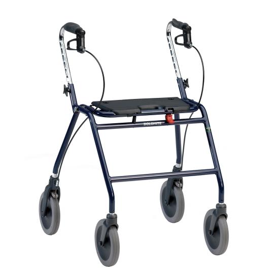 Mörkblå fyrhjulig rollator, små hjul. Framåtvända handtag med handbromsar. Sittplatta som går att vika upp. 