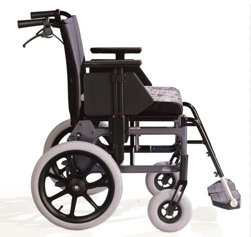 Grå och svart rullstol. Vårdarmanövrerad med vårdarbromsar. Stora hjul bak, små hjul fram. Vinkelfasta benstöd med uppfällbara fotplattor. Kardborrerygg. 