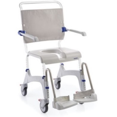 Hygienstol med ryggstöd i tyg, sits i plast med två armstöd och fotstöd, duschstolen har ett underrede med fyra hjul.