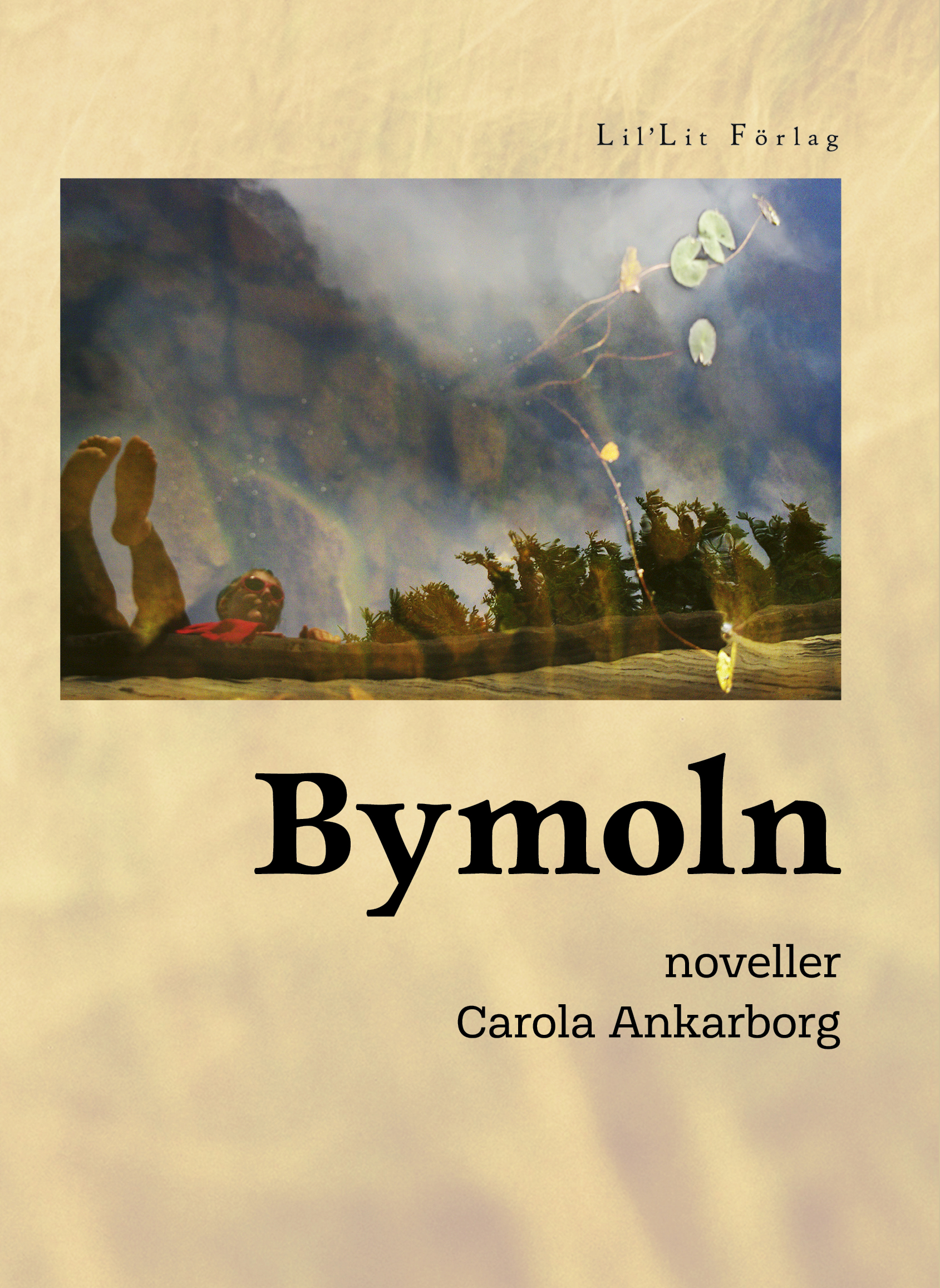 Framsidan av novellsamlingen Bymoln med en illustration av ett landskap mot en beige bakgrund och texten Bymoln.