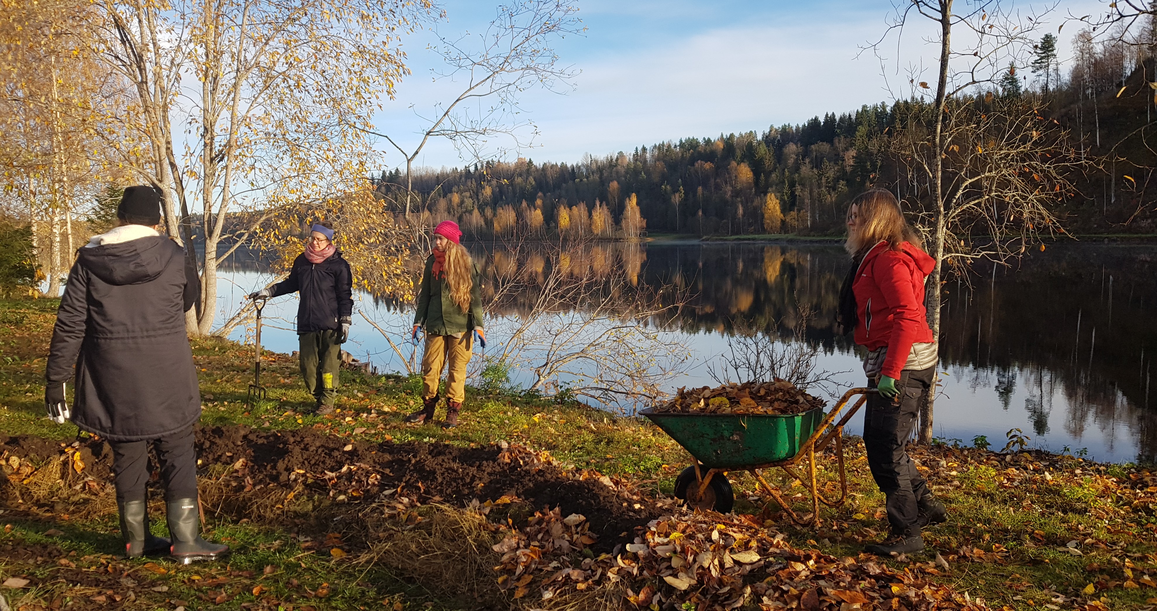 Några deltagare arbetar vid en djupbädd bredvid ett vattendrag.