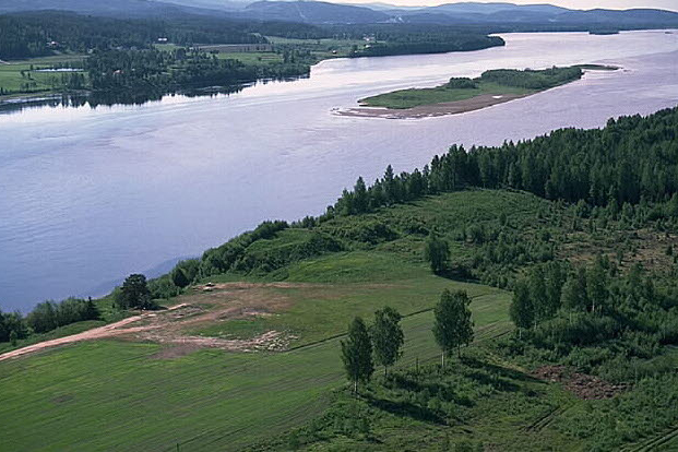 Ångermanälven och ett grönt landskap fotat uppifrån luften.