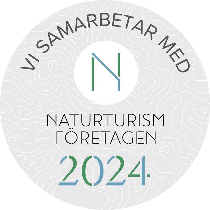 En rund logotyp i grått, vitt och grönt med texten Vi samarbetar med Naturturismföretagen 2024.