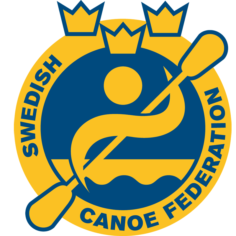 En rund logotyp i blått och vitt med en illustration av en person som paddlar kanot och texten Swedish Canoe Federation.