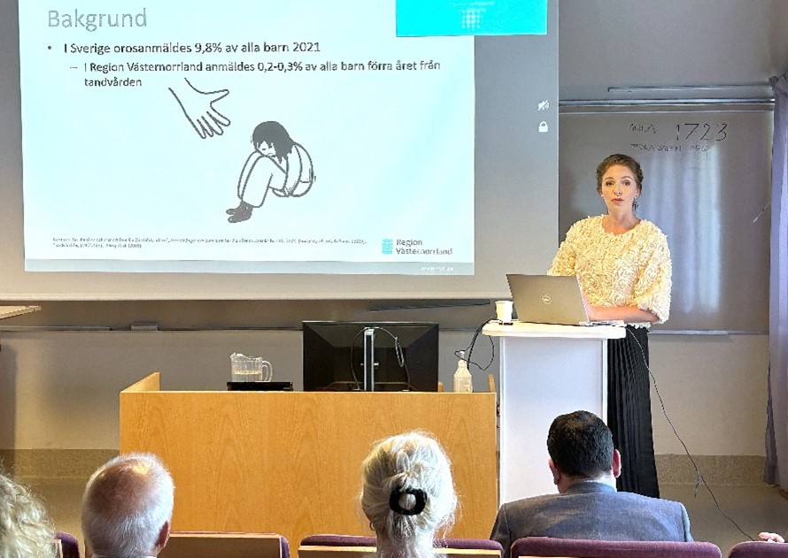 Fanny Ellner föreläser vid ett podium i en föreläsningssal på Sundsvalls sjukhus.