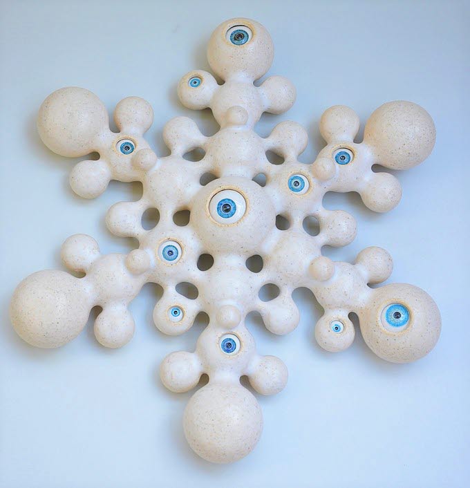 alt='Snöflinga i keramik uppbyggd i runda, bolliknande former. På några av 
