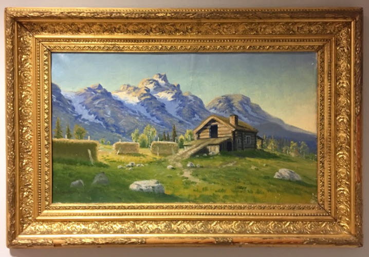 alt='En målning föreställande ett landskap med snöbetäckta berg i fonden och en liten timmerbyggnad med höhässjor runtomkring'