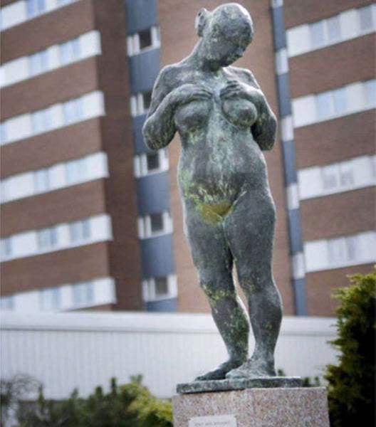 alt='Skulptur i form av en naken kvinna tillverkad i patinerad brons '