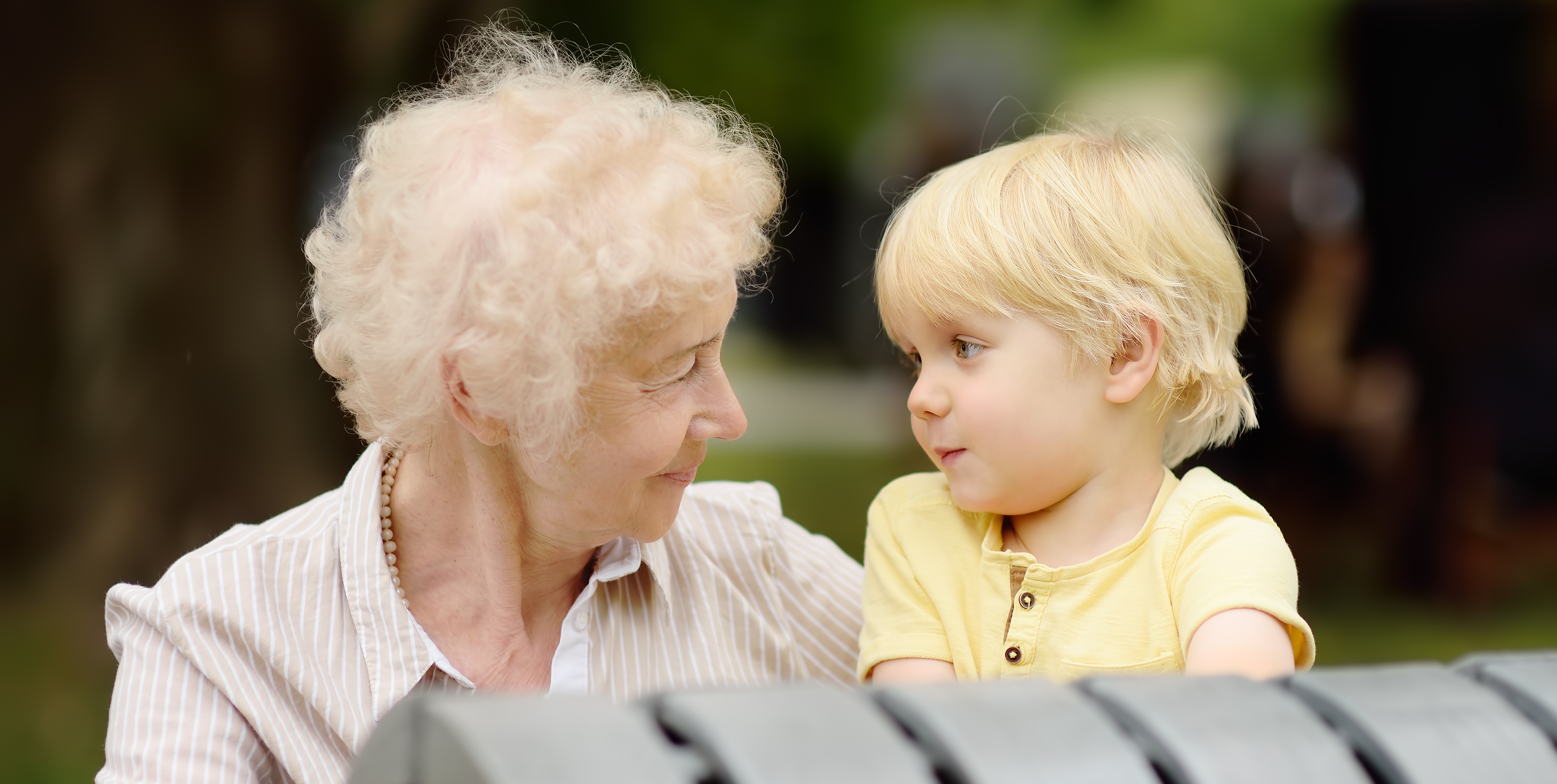 En mormor och en liten flicka som tittar på varandra